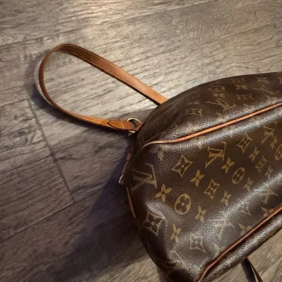 Louis Vuitton Classic Monogram Shoulder Bag - Picture 9 of 10